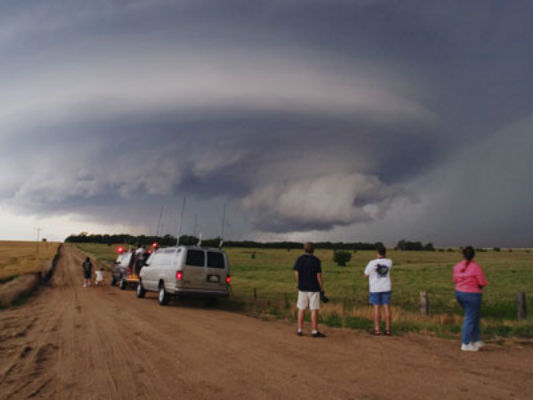 Turistas observando un tornado que se acerca (Crédito: storm chasing tour)